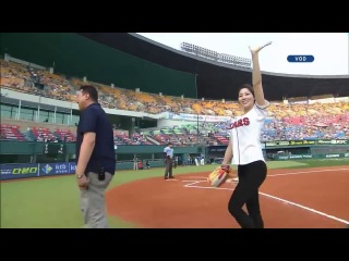 south korean rhythmic gymnast shin soo-ji s first pitch